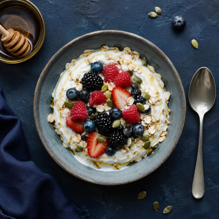 Greek yoghurt with berries and oats